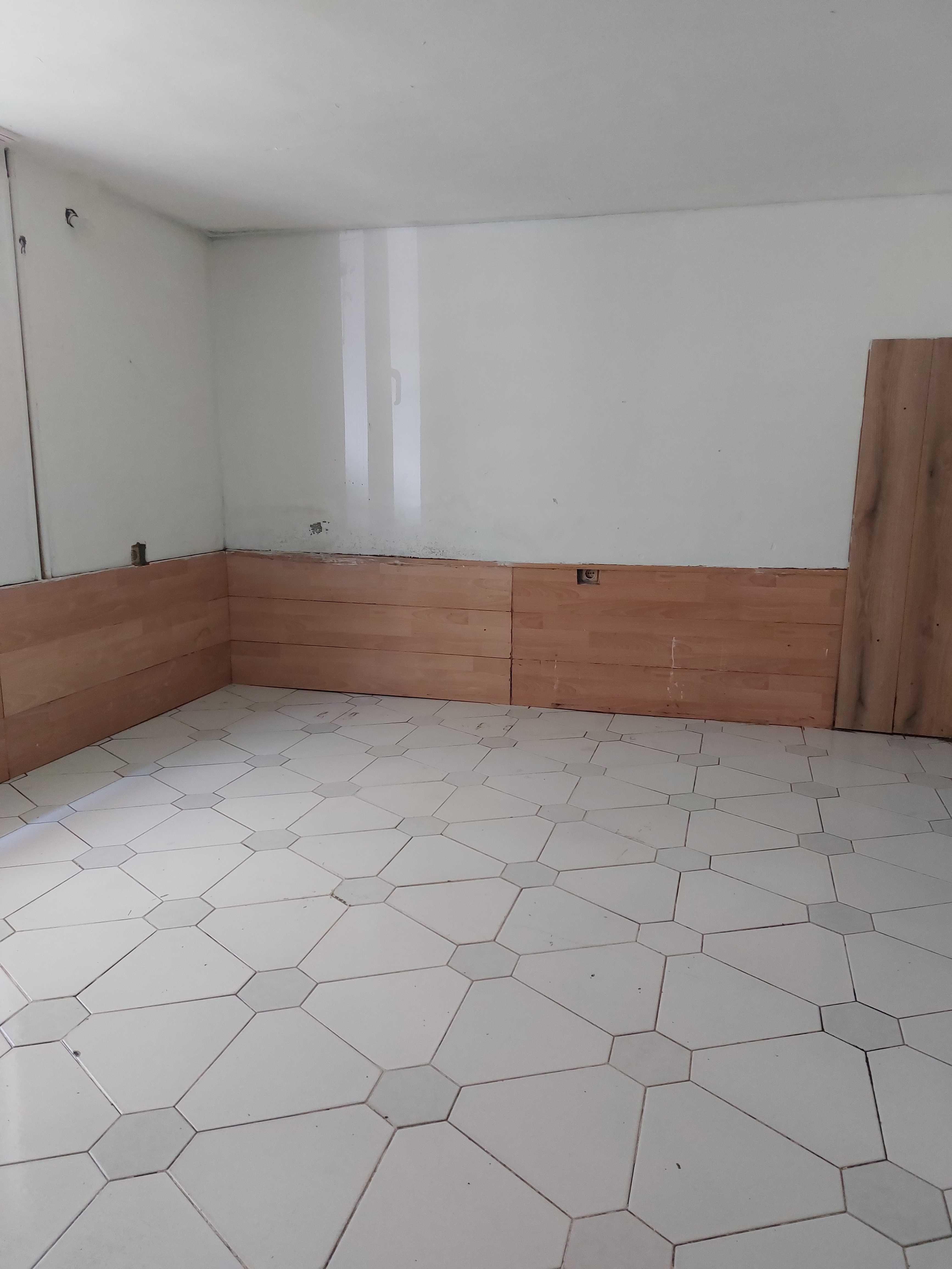 Продавам недвижим имот в кв. Банишора. Етаж първи, над гаражи.