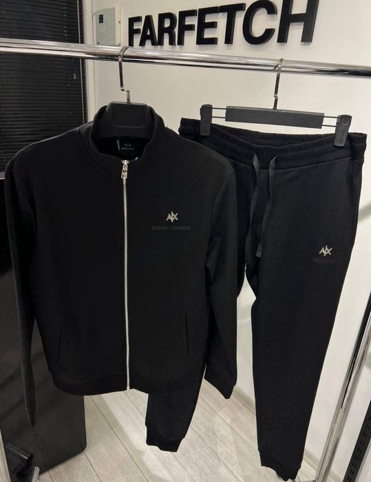 Налични модели мъжки комплекти.