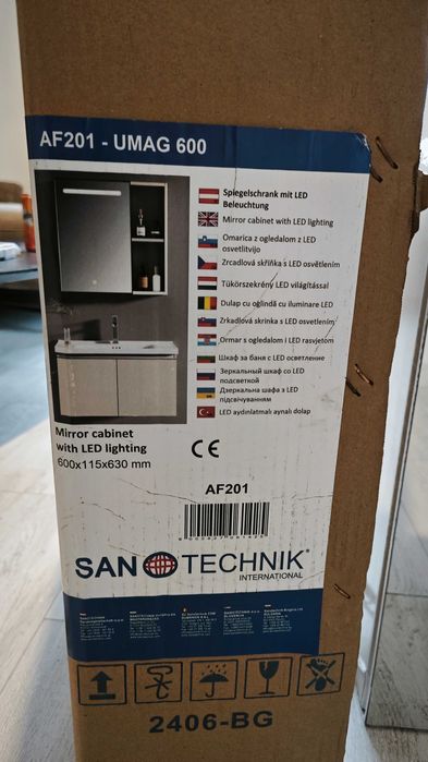 Продавам горен шкаф за мивка за баня