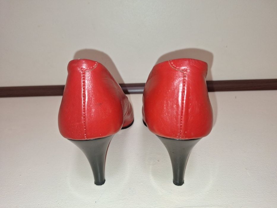 Продавам дамски кожени обувки