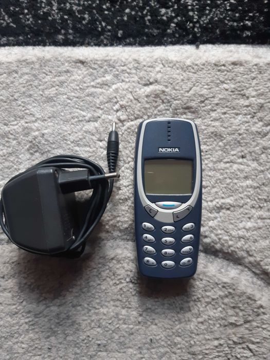 Телефон NOKIA 3310 с оригиналното си зарядно у-во