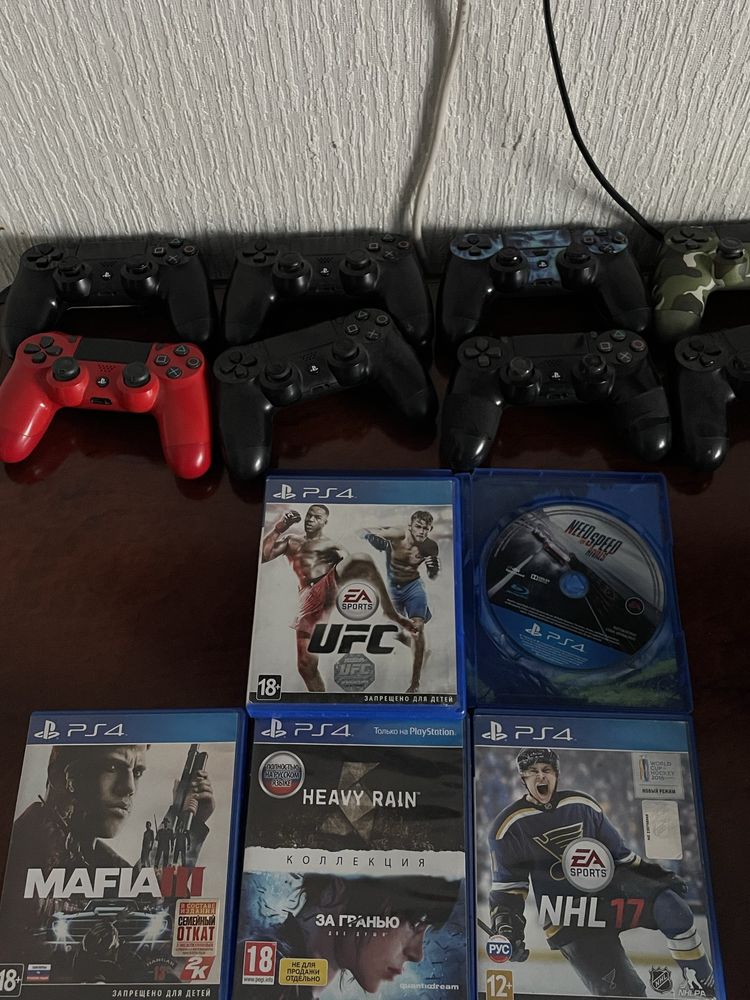 Ps4 с контролерами и дисками