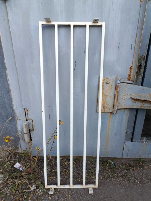 Решетка для защиты от выпадения детей на пластиковых окон.