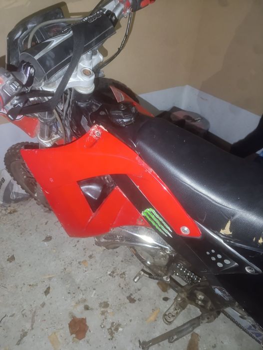 Мотора идва с цяла щата с резервни части и мотора върви отлично