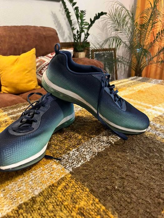 Маратонки Skechers.