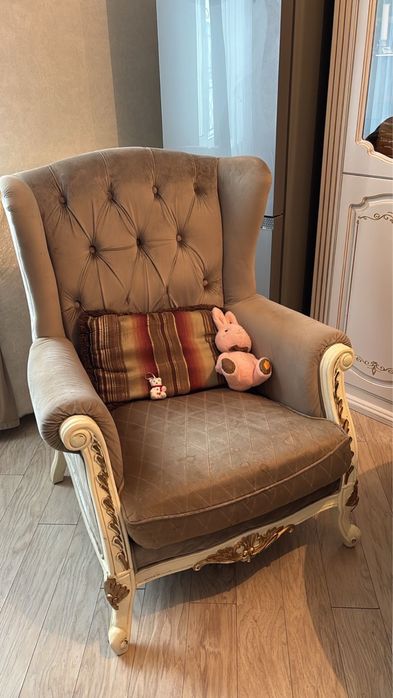 Кресло с подлокотниками