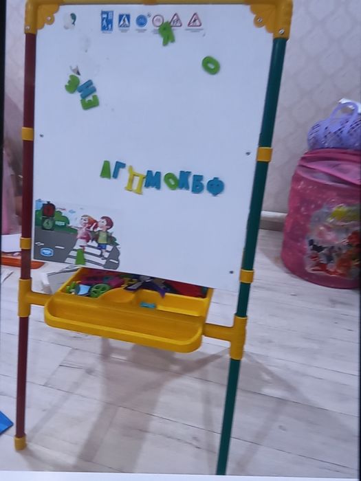 Продам мольберт и азбуку