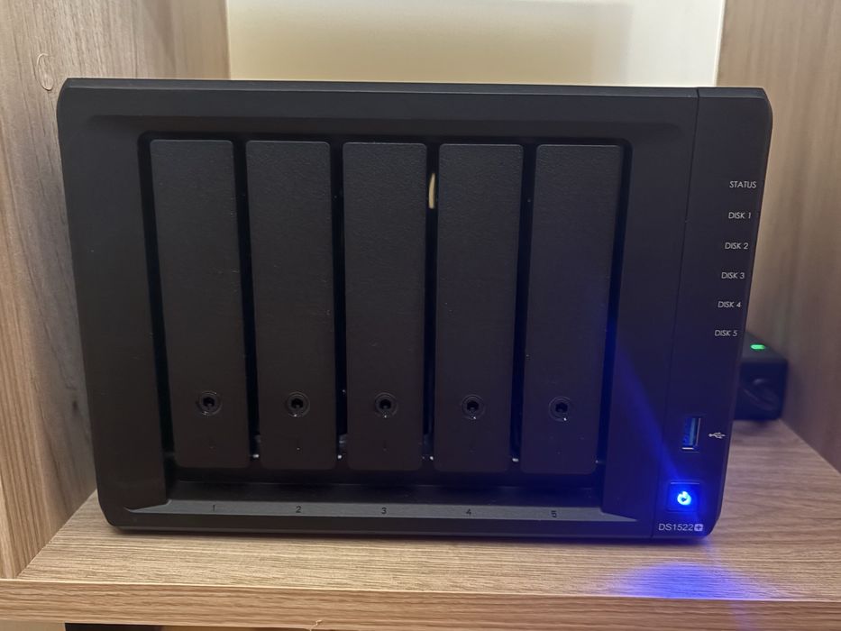 Vand Synology DS 1522+ 5 HD-uri a cate 4 TB fiecare, total 20 TB