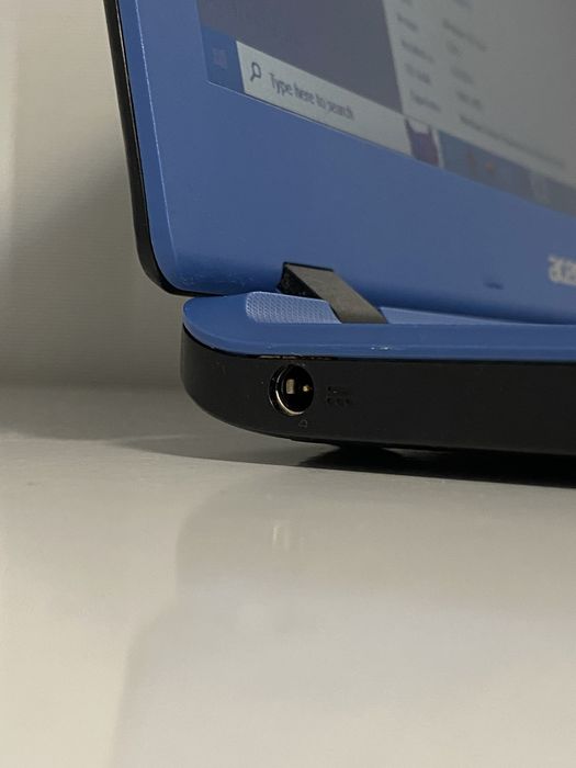 Лаптоп Acer Aspire ES1-132 с Windows 10