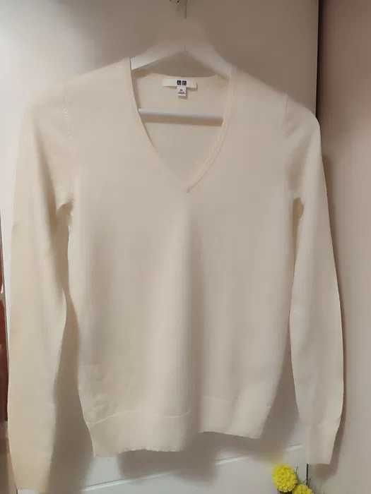 Пуловер с V-образно деколте от 100% мериносова материя