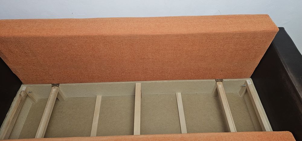 Vand Canapea extensibilă, cu spațiu de depozitare.

Dimensiuni totale: