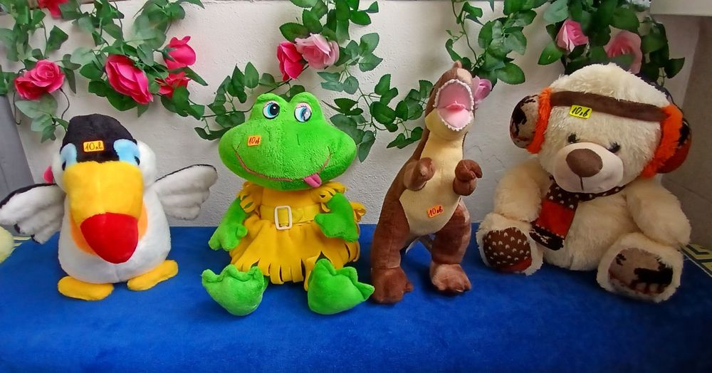 Плюшени играчки различни големини и разцветки любими на малките деца.