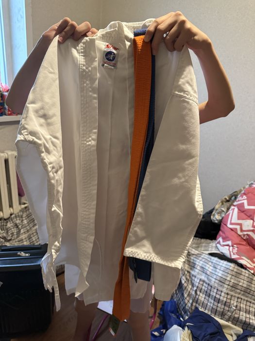 Продам кимоно белое с поясами