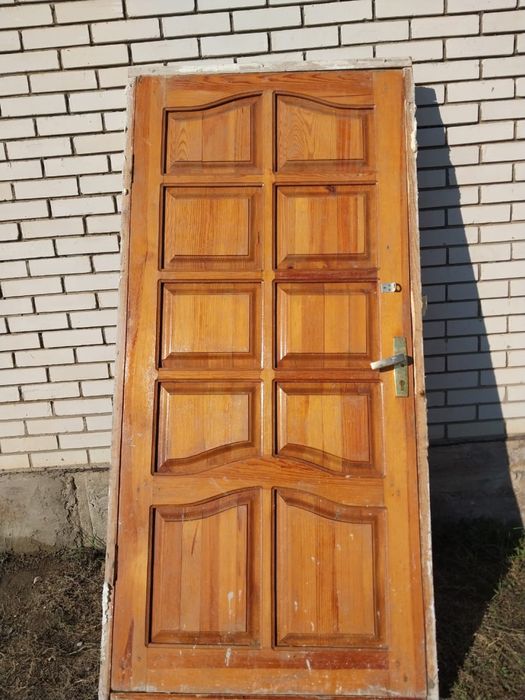 Деревянный дверь