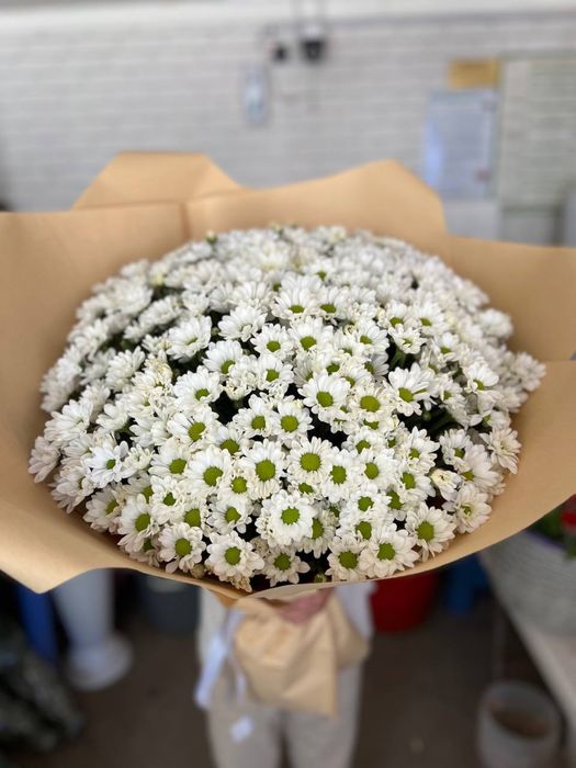 Buket gullar arzon atirgul lola dostavk