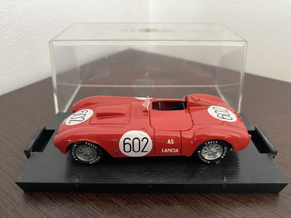 Vand macheta de colectie masina Lancia .