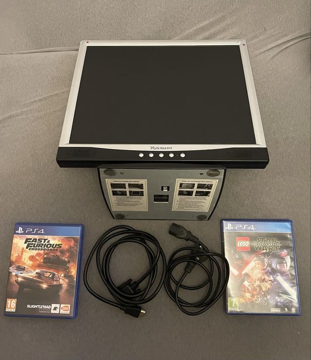Vand monitor si doua jocuri ps4
