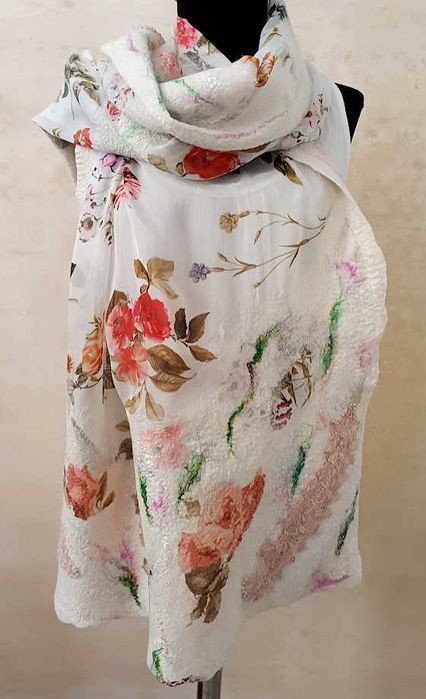 Филцов шал , ръчно изработен чрез мокро плъстене от вълна и коприна