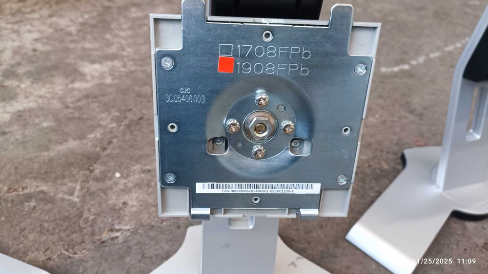 Продавам стойки за монитори DELL.