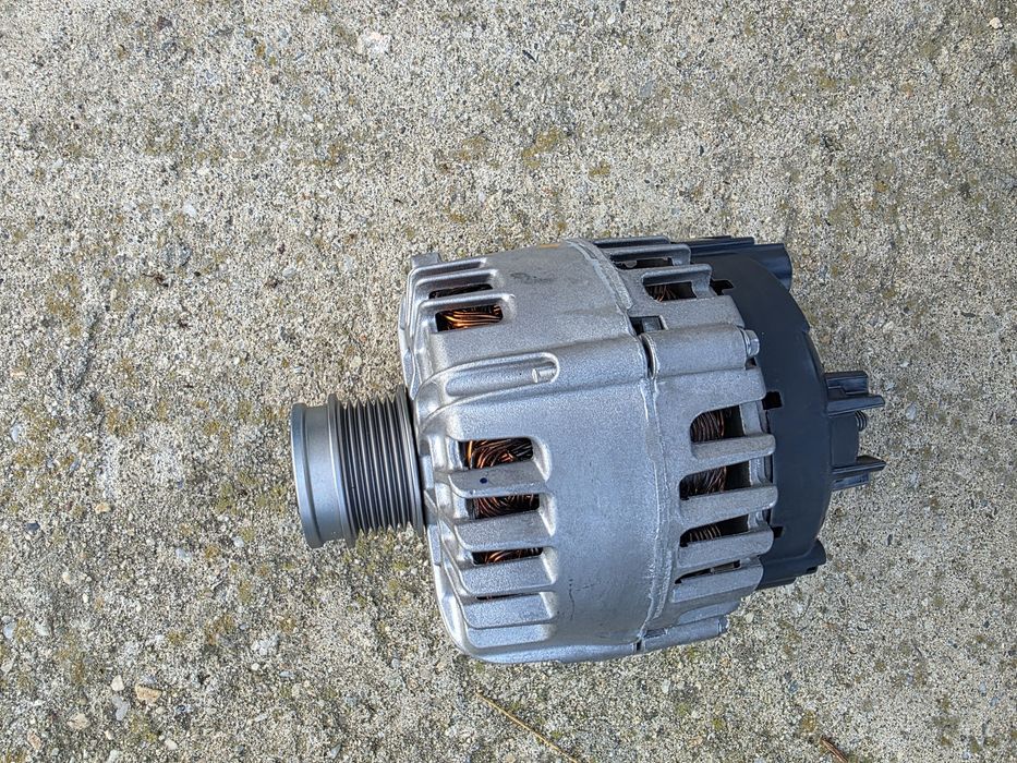 Vând alternator nou original  Valeo cod 05E903026K