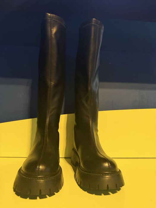 Стилни черни дамски боти