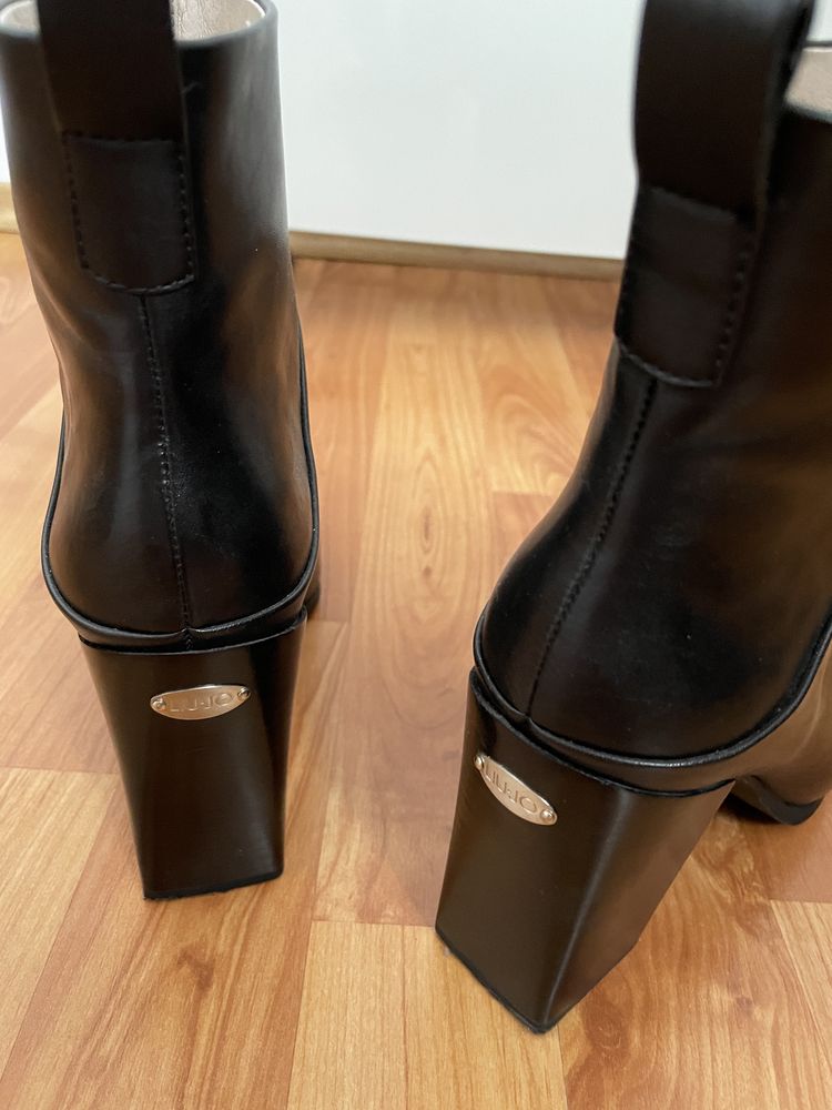 Ghete Liu Jo, marimea 36, piele
