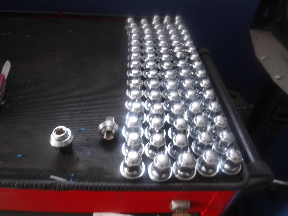 Piulite ford sau jaguar originale model cu saiba