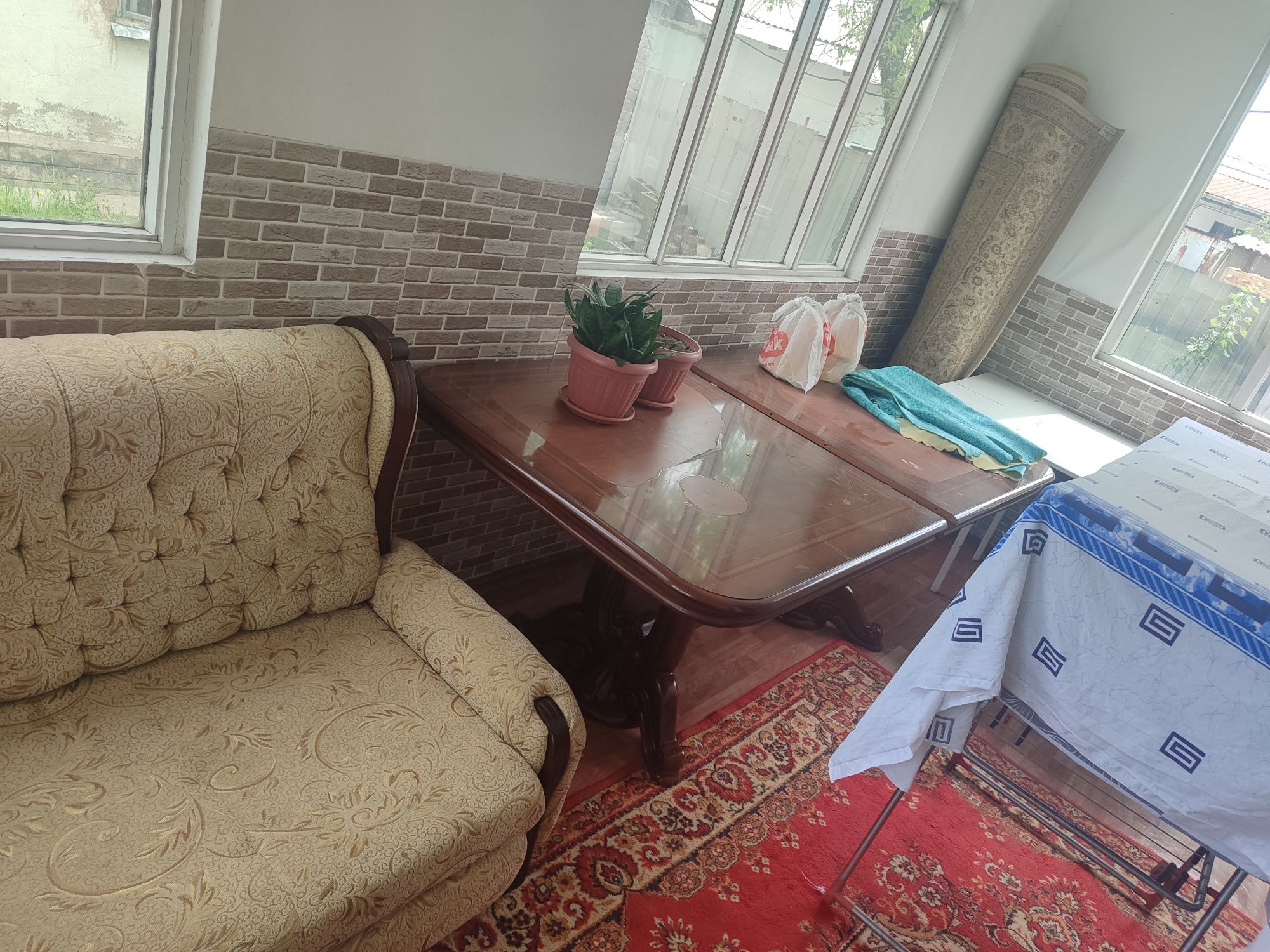 стол и диван средний состояние
