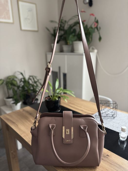 Gaudi чанта бежово с дълга дръжка