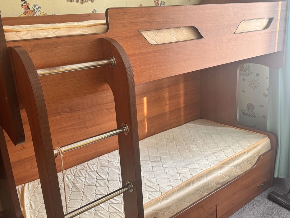 Продам двухъярусную кровать