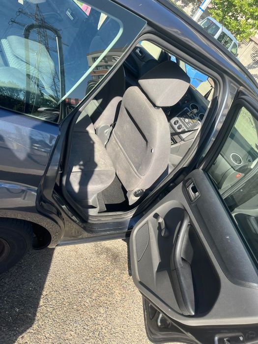 Salut, vand ford focus an 2006 1.6 benzina