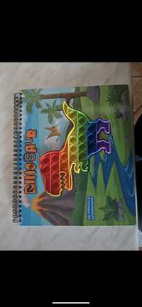 Carte de colorat cu dinozauri, autocolante și pop-it
