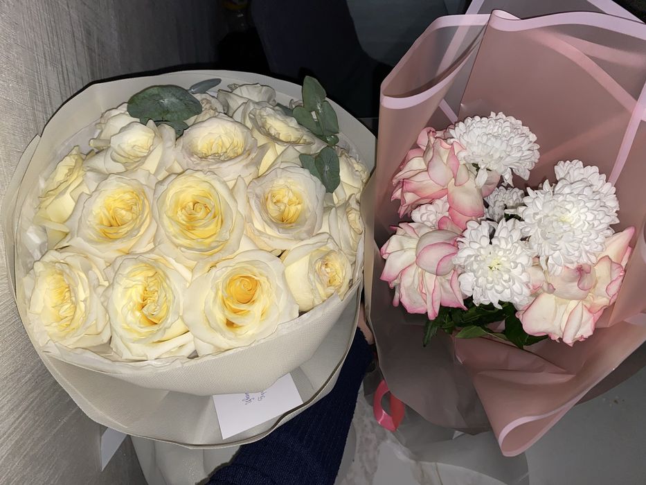 Белые розы +маленький букетик