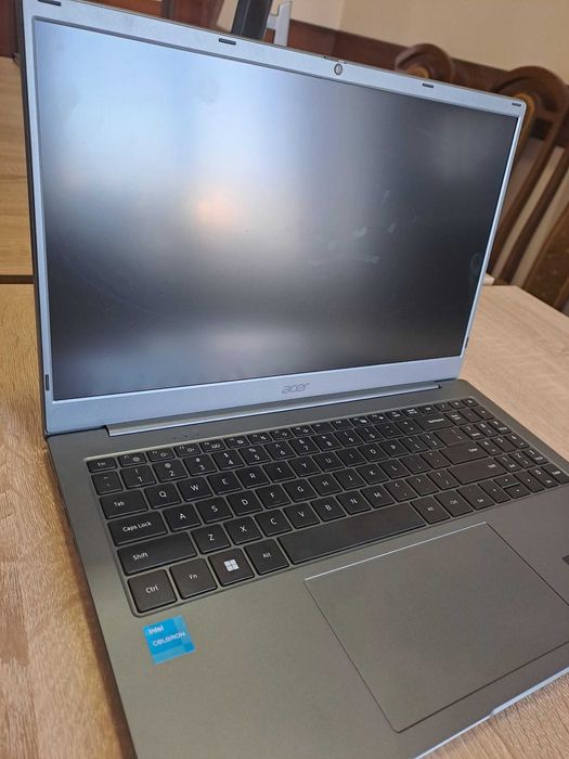 Noutbook aser sotiladi