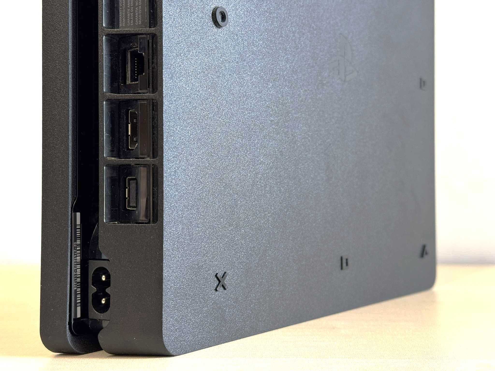 Бартер! Playstation 4 Slim 1TB + 2 контролелра и зареждаща станция!