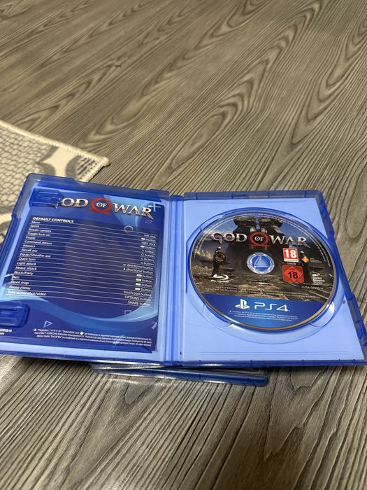 ps4 pro  със джойстик един  и със 3 игри