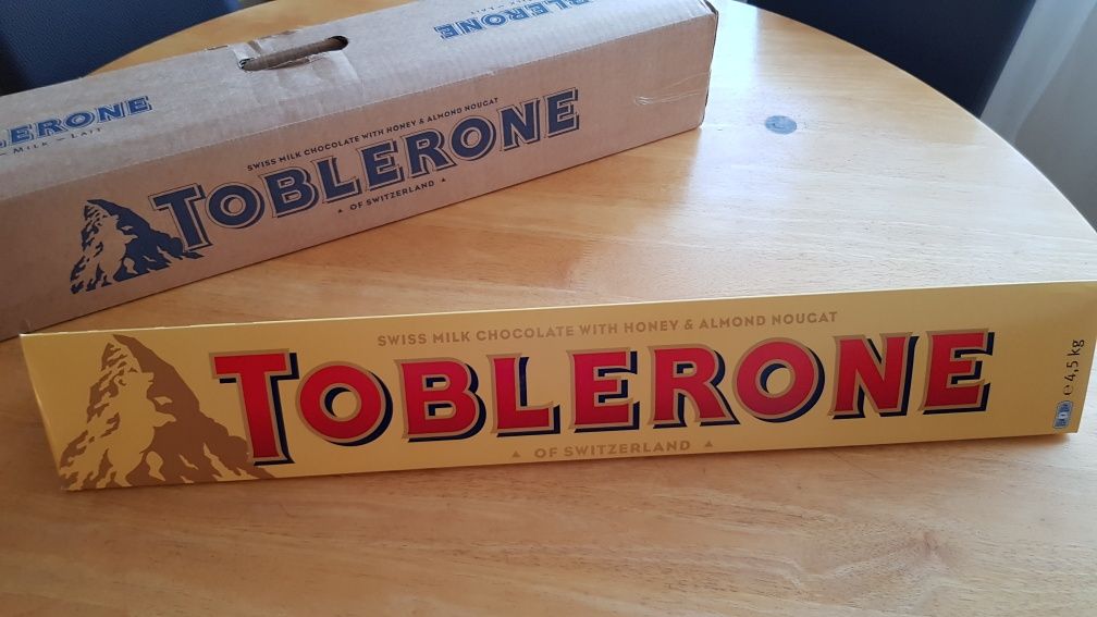 Кутия от гигантски Toblerone