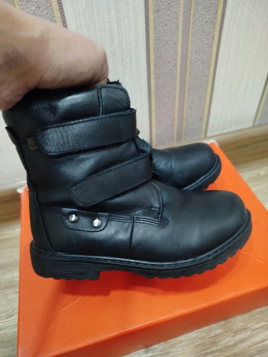 Натуральные кожаные сапоги для мальчика 28 размер.