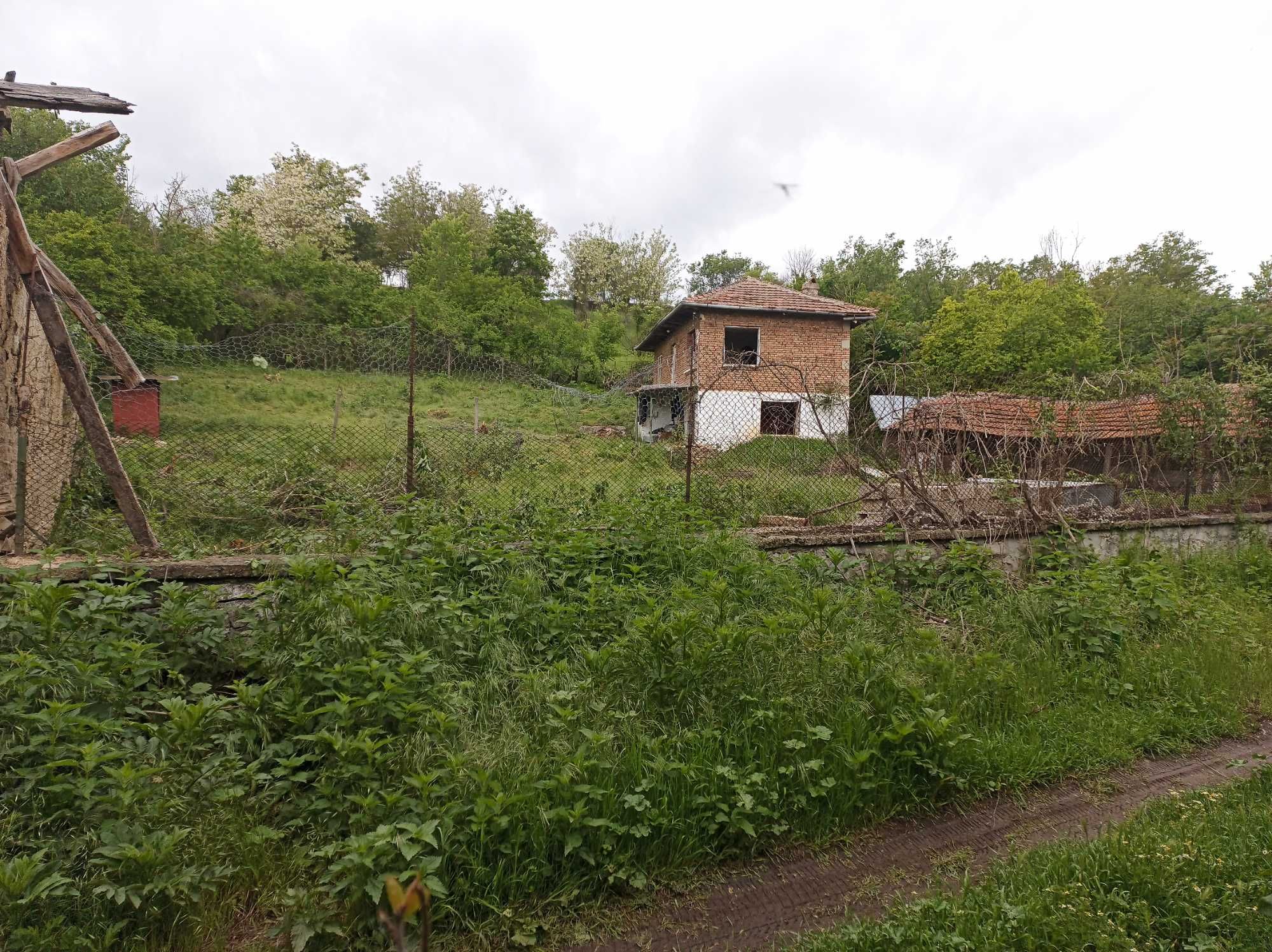 Продавам къща в село комарево