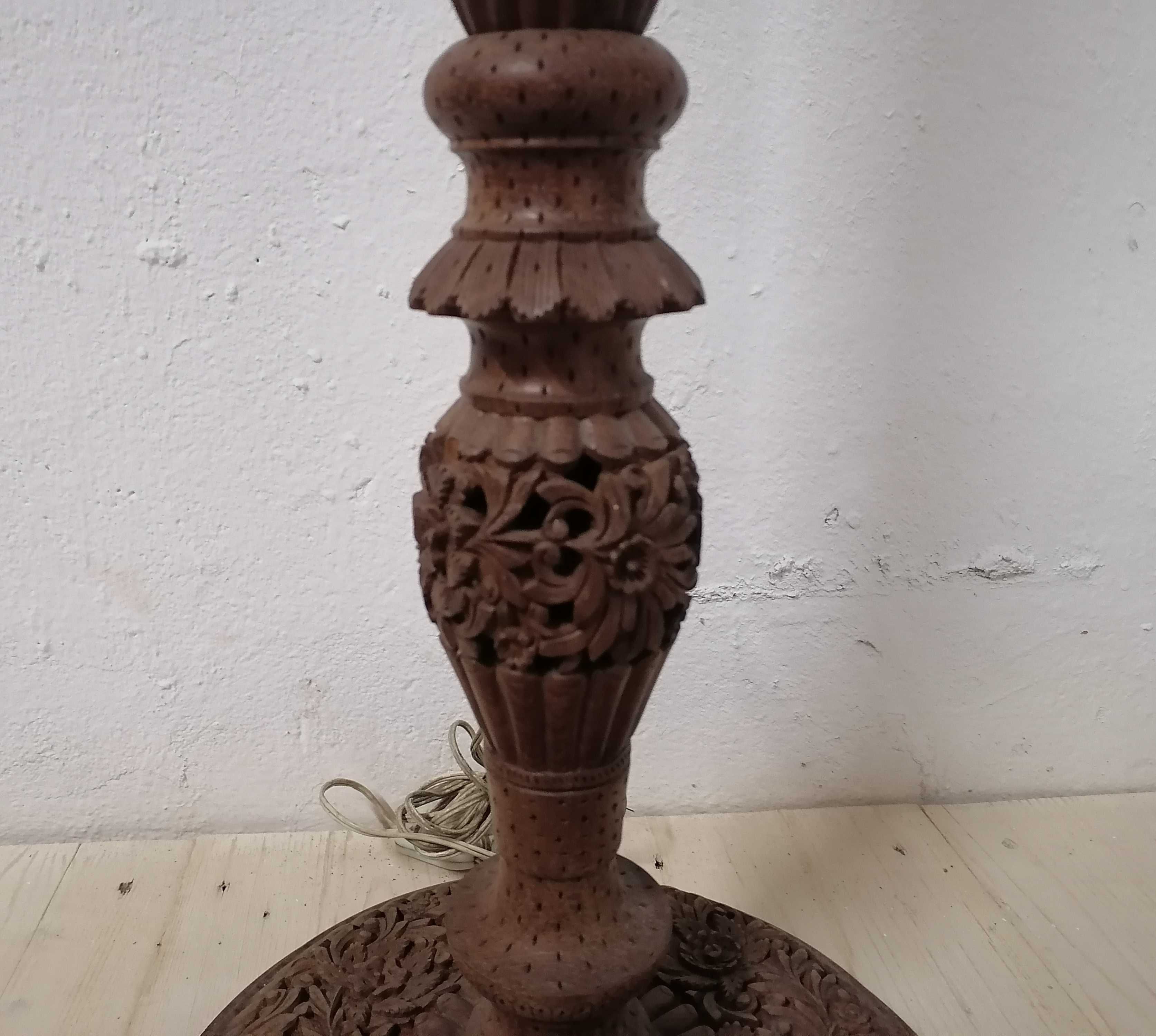 Lampadar vechi cu picior din lemn masiv sculptat  India