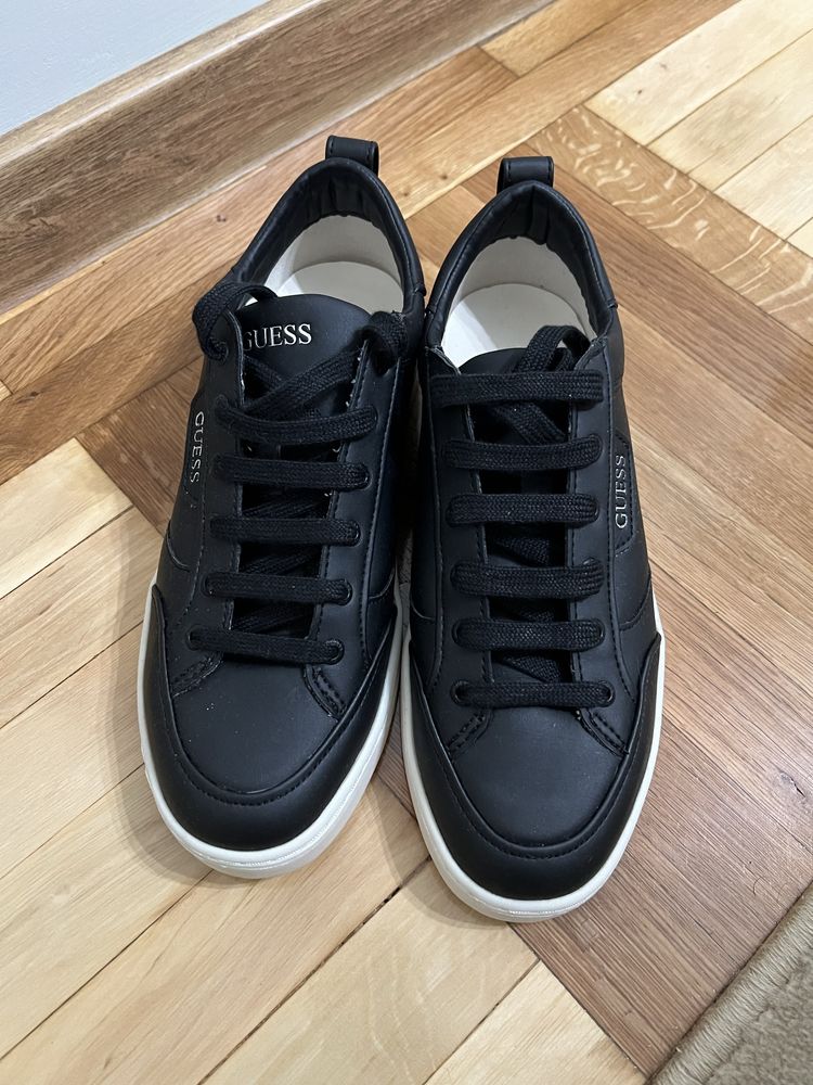 Продавам кецове Guess