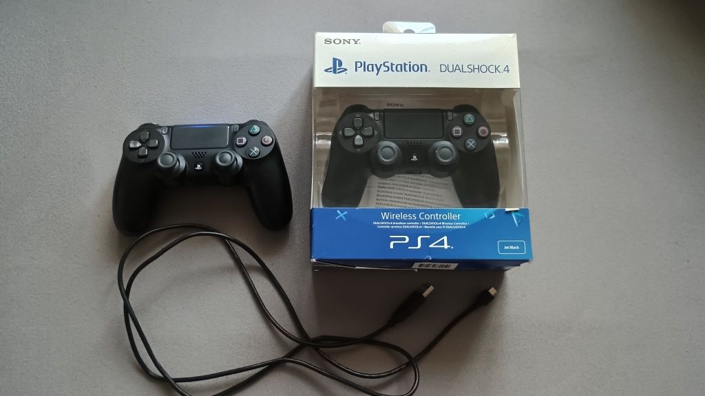 PS4 Slim + 5 игри + 2 контролера