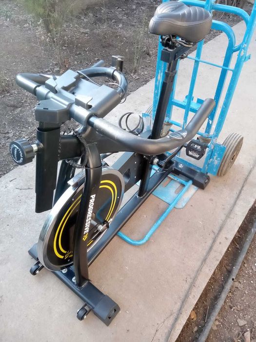 Bicicletă + aparat fitnes