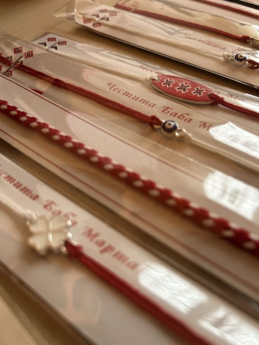 Мартеници на едро