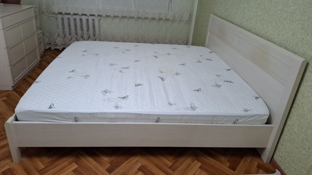 Продаётся двухспальная кровать