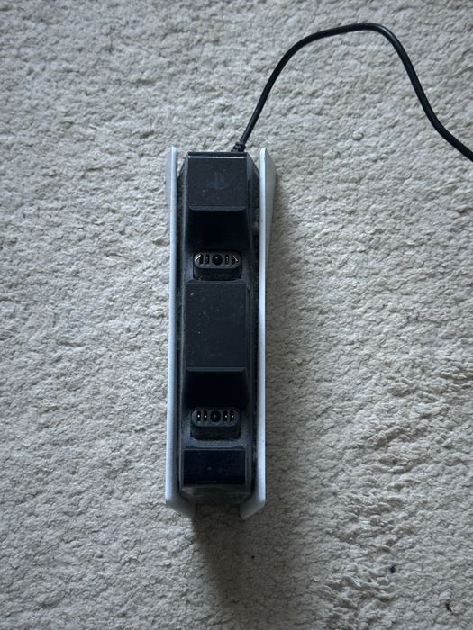 PS5 с игри, зареждаща станция и контролер