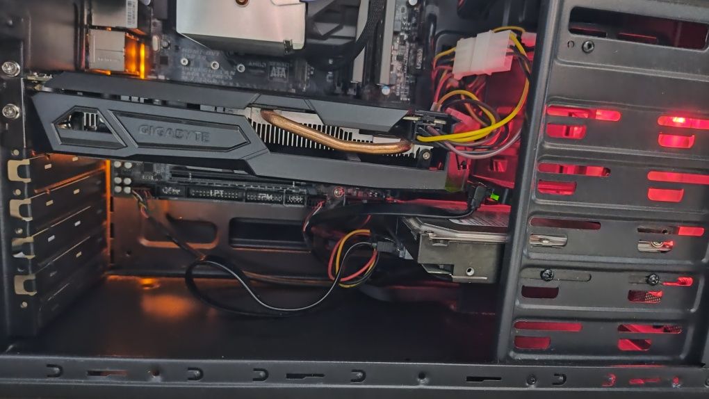 Игровой компьютер, I3-6100, 16Gb-DDR4, 1050ti, SSD 240 + HDD 400