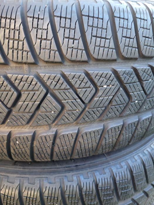 2 бр зимни 235/60/18 Pirelli