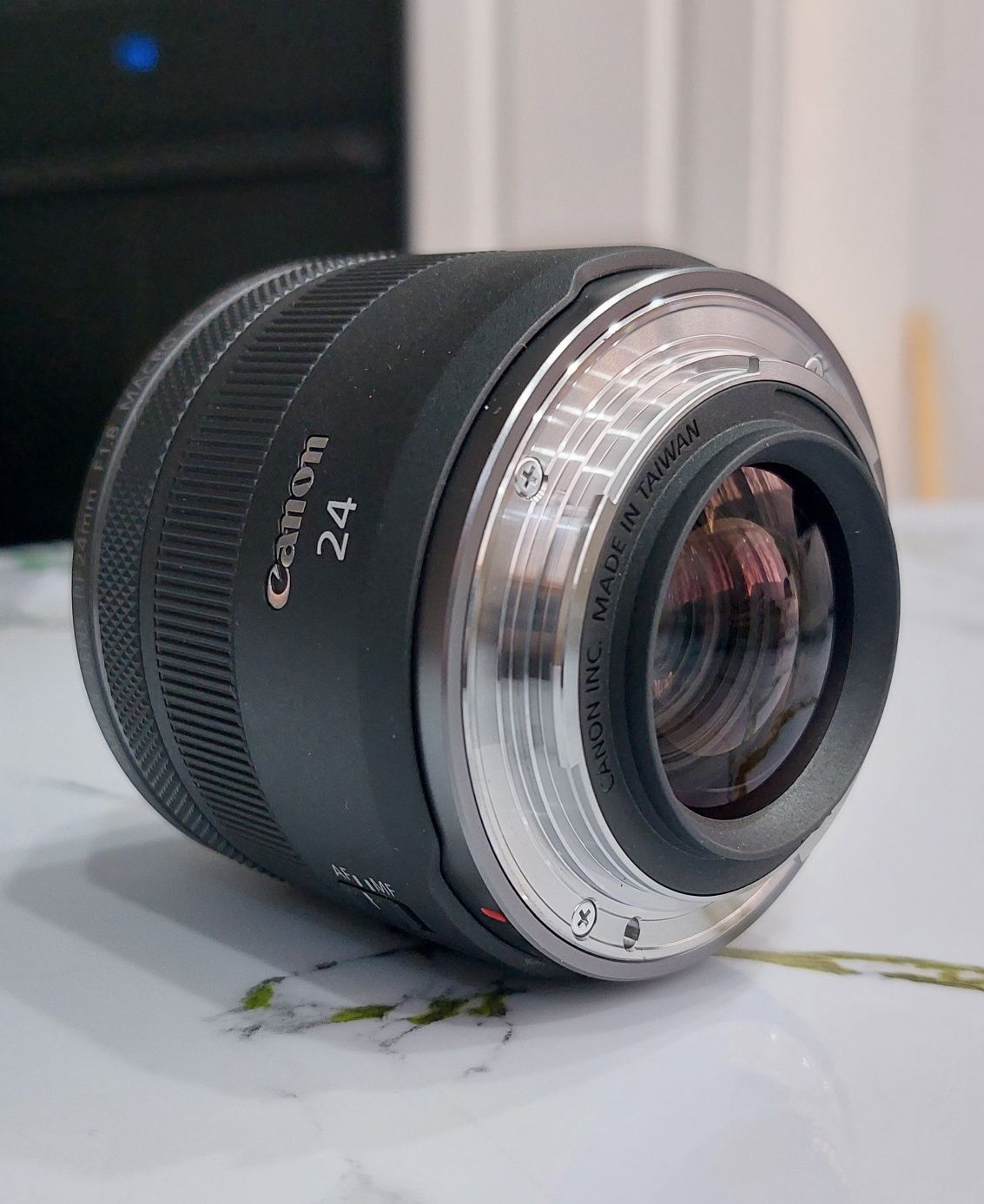 Объктив RF24 mm f/1.8 IS STM