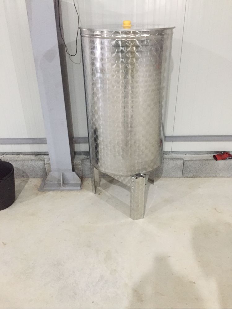 Butoi inox 300 l cu suport, robinet si capac